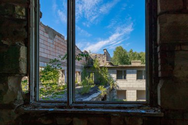 Yıkılmış ve terk edilmiş bir bina. Kıyametin mimarisi hakkında olağandışı detaylar. Arkaplan