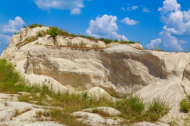 Vahşi doğadaki kireçtaşı dağı. Doğal taşla kaplı güzel bir manzara. Antik Sarmatya Denizi 'nin dibinde.