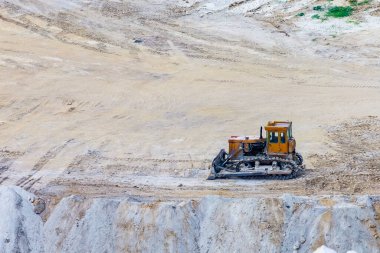 Taşın çıkarılması için devasa bir taş ocağı işletiliyor. Doğal kireç taşı. Metin için kopyalama alanı olan arkaplan