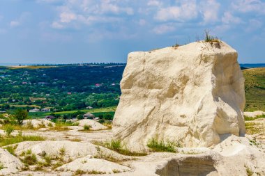 Vahşi doğadaki kireçtaşı dağı. Doğal taşla kaplı güzel bir manzara. Antik Sarmatya Denizi 'nin dibinde.