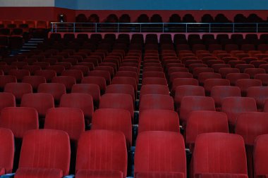 Karanlık bir sinemada koltuklar. Metin veya yazıtlar için kopyalama alanı olan bir arkaplan. İnsansız boş bir salon..