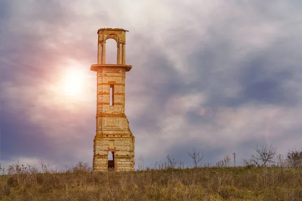 빈티지 타워가 버려진 역사적 유산의 원문을 공간을 가지고 — 스톡 사진