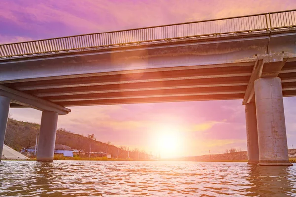 Automobilbrücke Über Einen Kleinen Fluss Hintergrund Mit Kopierraum Für Text — Stockfoto