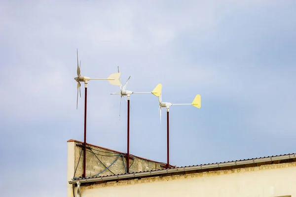 Small Mini Windmills Generating Electricity Urban Environments Background Copy Space — Stock fotografie