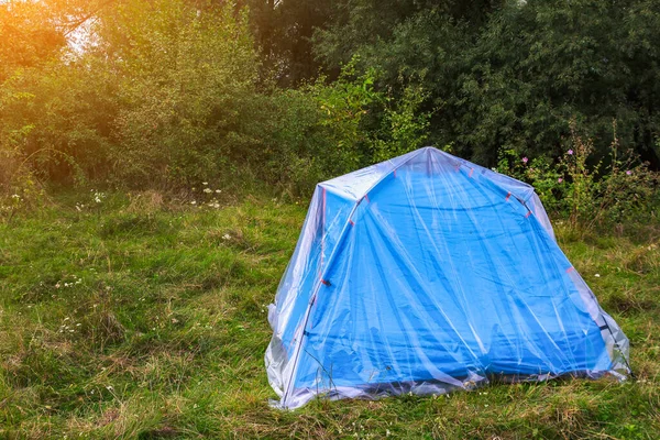 Det Blå Tältet Turist Naturen Täckt Med Oljeduk Eller Polyetylen — Stockfoto