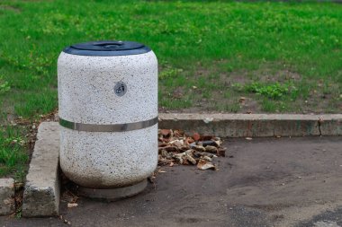 Şehir ortamında çöp toplamak için çöp tenekeleri. Metin veya yazı için kopyalama alanı olan arkaplan