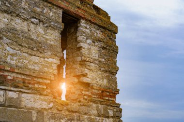 Eski, yıkık dökük, terk edilmiş kule. Tarihi mirasın kalıntıları. Metin için kopyalama alanı ile seyahat arkaplanı.