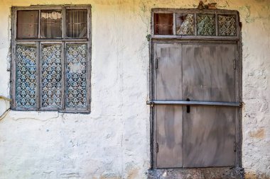 Kavramsal bir sembol olarak eski kapılar. Metin veya yazıtlar için kopyalama alanı olan arkaplan.