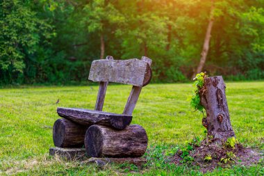 Kentin kamusal alanlarında kent mimarisinin bir unsuru olarak banklar. Metin veya yazıtlar için kopyalama alanı olan arkaplan.