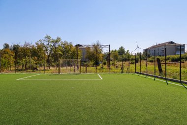 Covid-19 Coronavirus salgını sırasında kilitlendiği için parkta mini futbol sahası boş. Metin veya yazı için kopyalama alanı olan arkaplan
