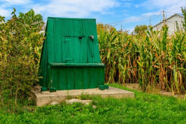 İçme suyu olan eski bir kuyu. Metin veya yazıtlar için kopyalama alanı olan arkaplan.