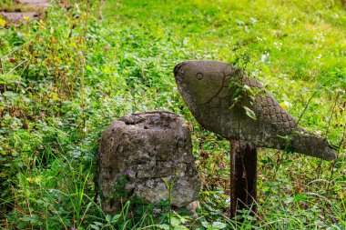 Kırılmış ve balık şeklinde bir çeşme yok edilmiş. Sovyet öncüleri için nostalji unsuru. Kopyalama alanı olan arkaplan