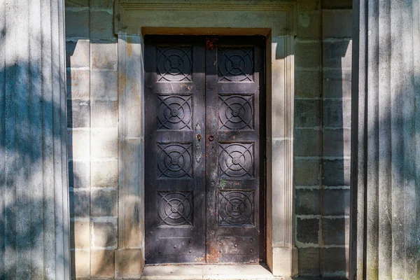Stare Drzwi Jako Symbol Konceptualny Tło Miejscem Kopiowania Tekstu Lub — Zdjęcie stockowe
