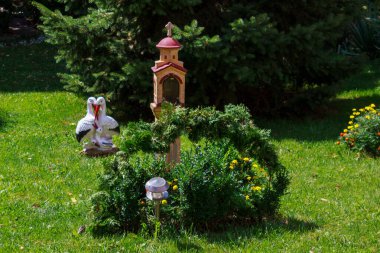 Şehrin kentsel ortamında çok güzel bir çiçek tarhı. Manzara tasarımında çiçekler ve yeşillik. Metin veya yazıtlar için kopyalama alanı olan arkaplan.