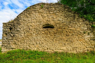 Terk edilmiş eski bir bina. Şehir Mimarisi. Metin için kopyalama alanı olan arkaplan