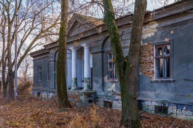 Eski mimarinin terk edilmiş tarihi ve kültürel mirası. Kıyametin olağandışı ayrıntıları. Eski psikiyatri hastanesi. Arkaplan