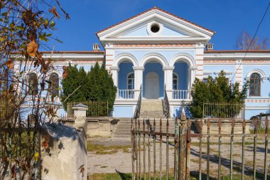 19. yüzyılın klasik Rus mimarisi tipik bas-reef ile. Moldova 'ya hoş geldiniz. Tarihsel ve kültürel miras. Metin veya harf için kopyalama alanı olan arkaplan