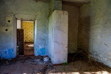 Yıkılmış ve terk edilmiş bir köy evi. Ölmekte olan bir köy ve küresel şehirleşme kavramı. Metin için kopyalama alanı olan arkaplan