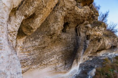Kayalık bir manastırda keşiş hücreleri. Metin veya harf için kopyalama alanı olan arkaplan