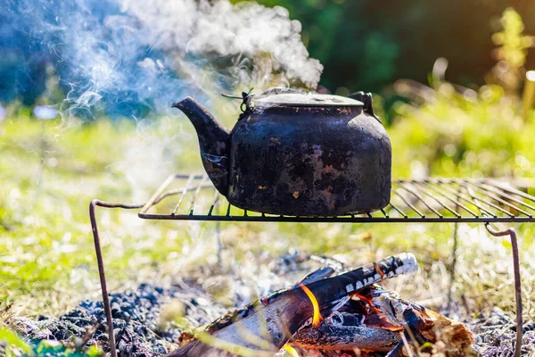 Ein Sehr Alter Campingkocher Mit Einer Schwarzen Schicht Kohlenstoff Auf — Stockfoto