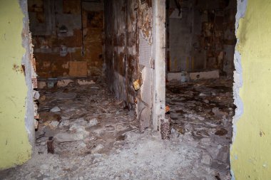 Terk edilmiş nükleer karşıtı bir askeri sığınağın içi. Ürkütücü bir yer, kıyamet sonrası geçmiş.