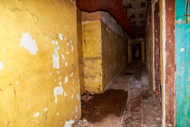 Terk edilmiş nükleer karşıtı bir askeri sığınağın içi. Ürkütücü bir yer, kıyamet sonrası geçmiş.