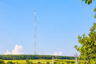Televizyon kulesi. Metin veya harf için kopyalama alanı olan arkaplan
