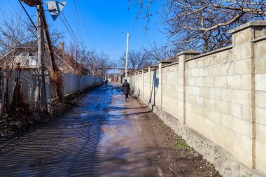 Çok pis bir yer. Yağmur mevsiminde yerel sakinlerin sorunları. Metin için kopyalama alanı olan arkaplan