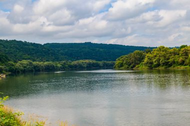 Geniş nehir. Metin veya harfler için kopya alanı olan Doğu Avrupa arka planı. Balık tutmak ve rafting yapmak için ideal. Bir turistin gözlerinden bak.