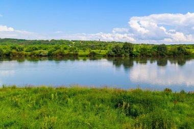 Geniş nehir. Metin veya harfler için kopya alanı olan Doğu Avrupa arka planı. Balık tutmak ve rafting yapmak için ideal. Bir turistin gözlerinden bak.