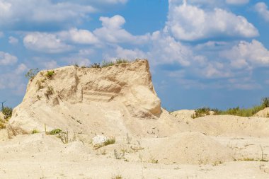 Vahşi doğadaki kireçtaşı dağı. Doğal taşla kaplı güzel bir manzara. Antik Sarmatya Denizi 'nin dibinde.