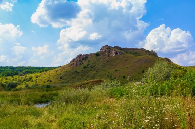 Vahşi tepe ve kayalık doğa. Metin veya harf için kopyalama alanı olan Doğu Avrupa arkaplanı
