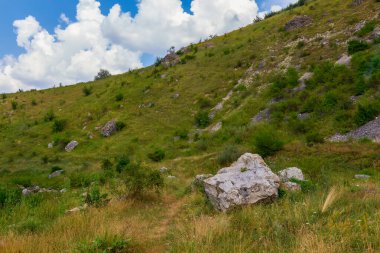 Vahşi tepe ve kayalık doğa. Metin veya harf için kopyalama alanı olan Doğu Avrupa arkaplanı