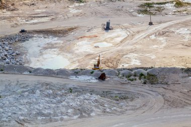 Taşın çıkarılması için devasa bir taş ocağı işletiliyor. Doğal kireç taşı. Metin için kopyalama alanı olan arkaplan