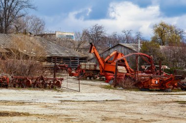 Tarım endüstrisi sektöründe yıkım ve düşüş. Paslı tarım makinelerinin mezarlığı. Sanayi bölgesi. Arkaplan