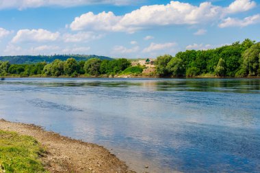 Geniş nehir. Metin veya harfler için kopya alanı olan Doğu Avrupa arka planı. Balık tutmak ve rafting yapmak için ideal. Bir turistin gözlerinden bak.