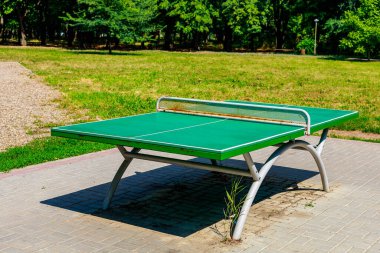 Covid-19 Coronavirus salgını sırasında kilitlendiği için parktaki boş tenis masası. Metin veya yazı için kopyalama alanı olan arkaplan