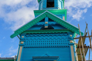 19. yüzyıldan kalma eski ahşap oymalı binanın elementleri restorasyondan sonra çok iyi durumda. Kopyalama alanı olan arkaplan