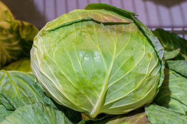 Çiftlik organik taze lahana. Perakende markette doğal vitaminler. Metin için kopyalama alanı olan seçici odak.