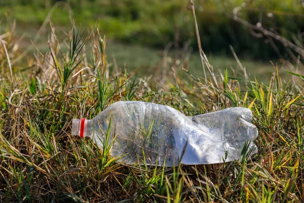 Botellas Descartadas Naturaleza Contaminación Ambiental Con Residuos Plásticos Residuos Peligrosos — Foto de Stock