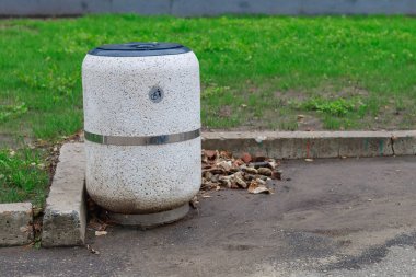 Şehir ortamında çöp toplamak için çöp tenekeleri. Metin veya yazı için kopyalama alanı olan arkaplan