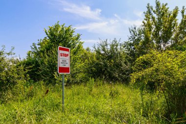 İngilizce DUR BORDER PROTEKSİYONU STRIP 'indeki yazıt ya da metin. Eyalet sınırıyla ilgili uyarı. Kopyalama alanı olan arkaplan