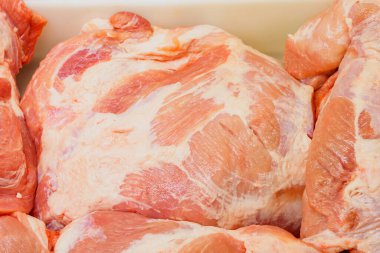 Taze çiğ et. Perakende bakkalında doğal vitaminler ve temel amino asitler. Metin için kopyalama alanı olan seçici odak.