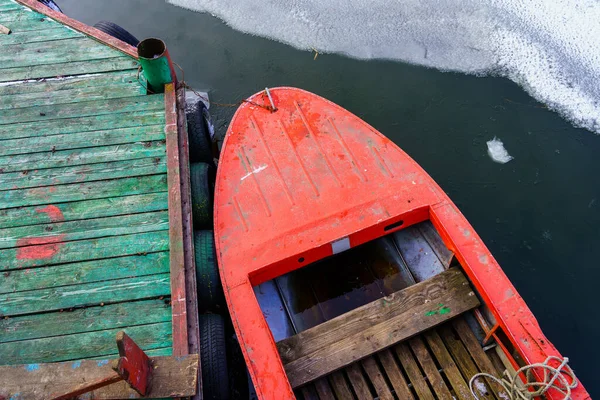 冬または早春の木製の桟橋で漁船の弓 コピースペースの背景 — ストック写真
