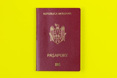 Moldova Cumhuriyeti vatandaşının modern yabancı pasaportu. Metin için kopyalama alanı olan arkaplan.