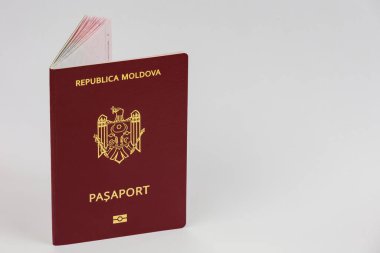 Moldova Cumhuriyeti vatandaşının modern yabancı pasaportu. Metin için sağda kopyalama alanı olan arkaplan.