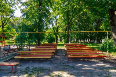 Kentin kamusal alanlarında kent mimarisinin bir unsuru olarak banklar. Metin veya yazıtlar için kopyalama alanı olan arkaplan.