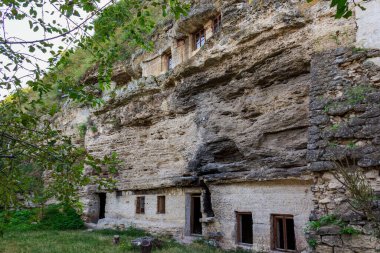Keşişler için hücreleri olan Rocky Manastırı. Metin için kopyalama alanı olan arkaplan