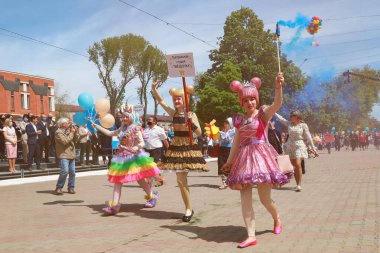 Merkez meydanda resmi geçit töreni. 22 Mayıs 2021 Balti Moldova Şehir Günü Geçidi ve Kutlaması.