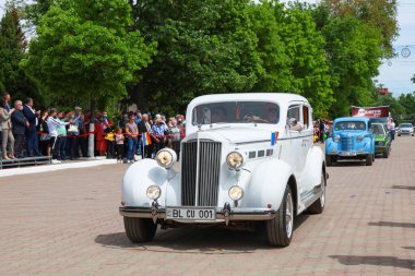 Retro araba kulübü. 22 Mayıs 2021 Balti Moldova Şehir Günü Geçidi ve Kutlaması.